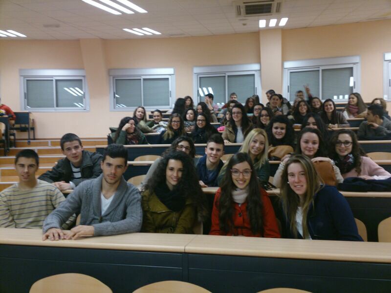 grupo de alumnos de bachillerato visitando la universidad
