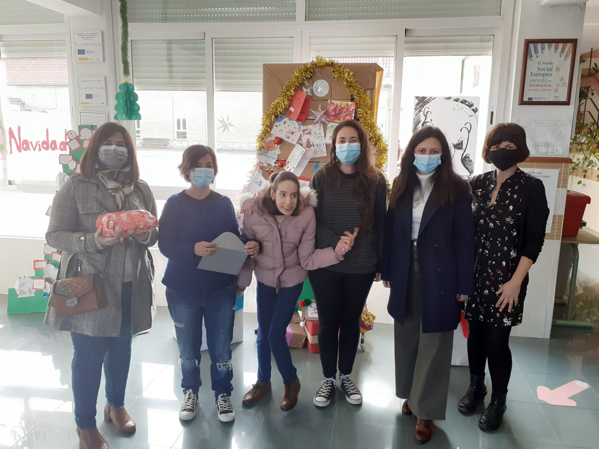Foto del jurado con la alumna Alicia